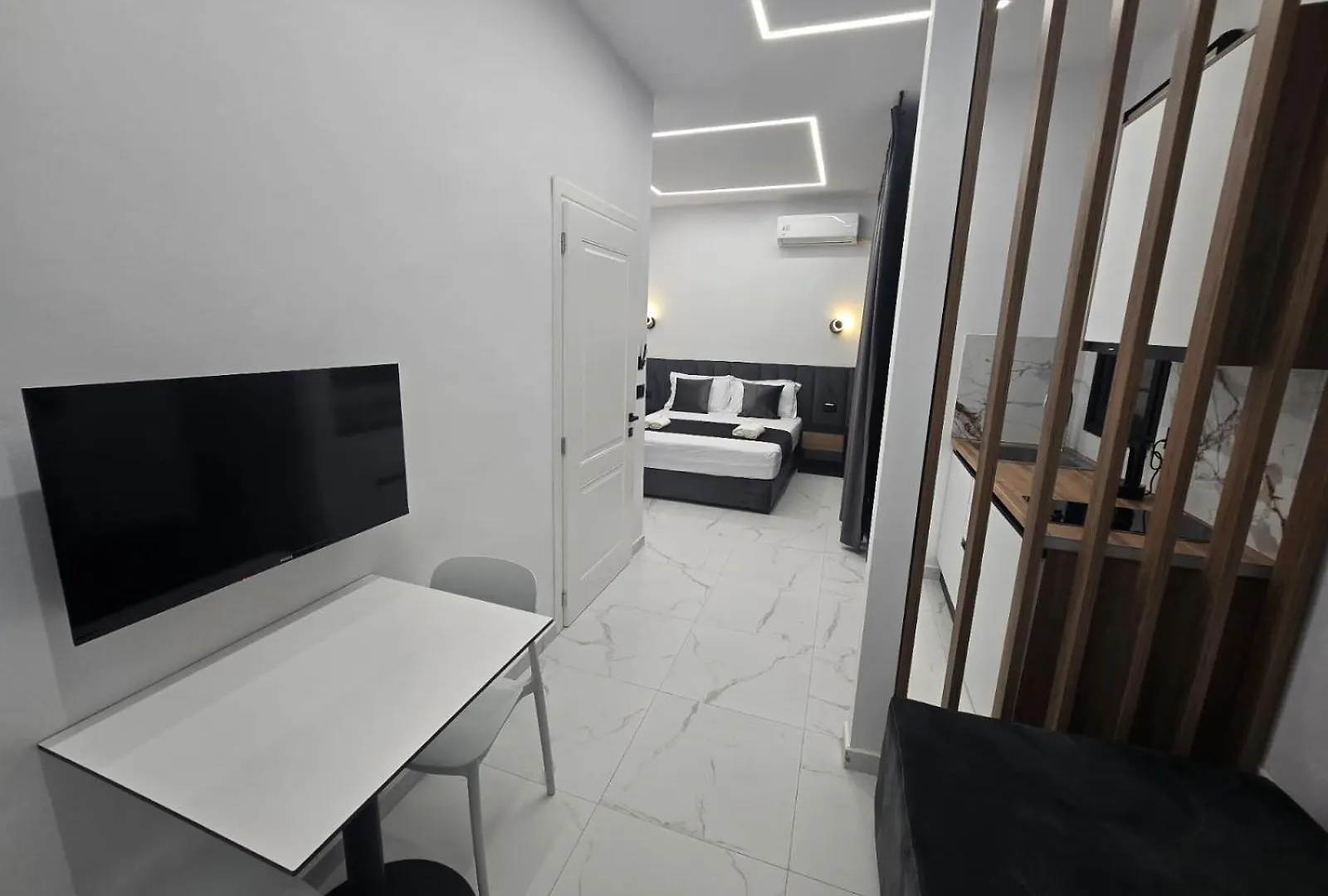 Elite Inn Vlorë 0*,  Αλβανία